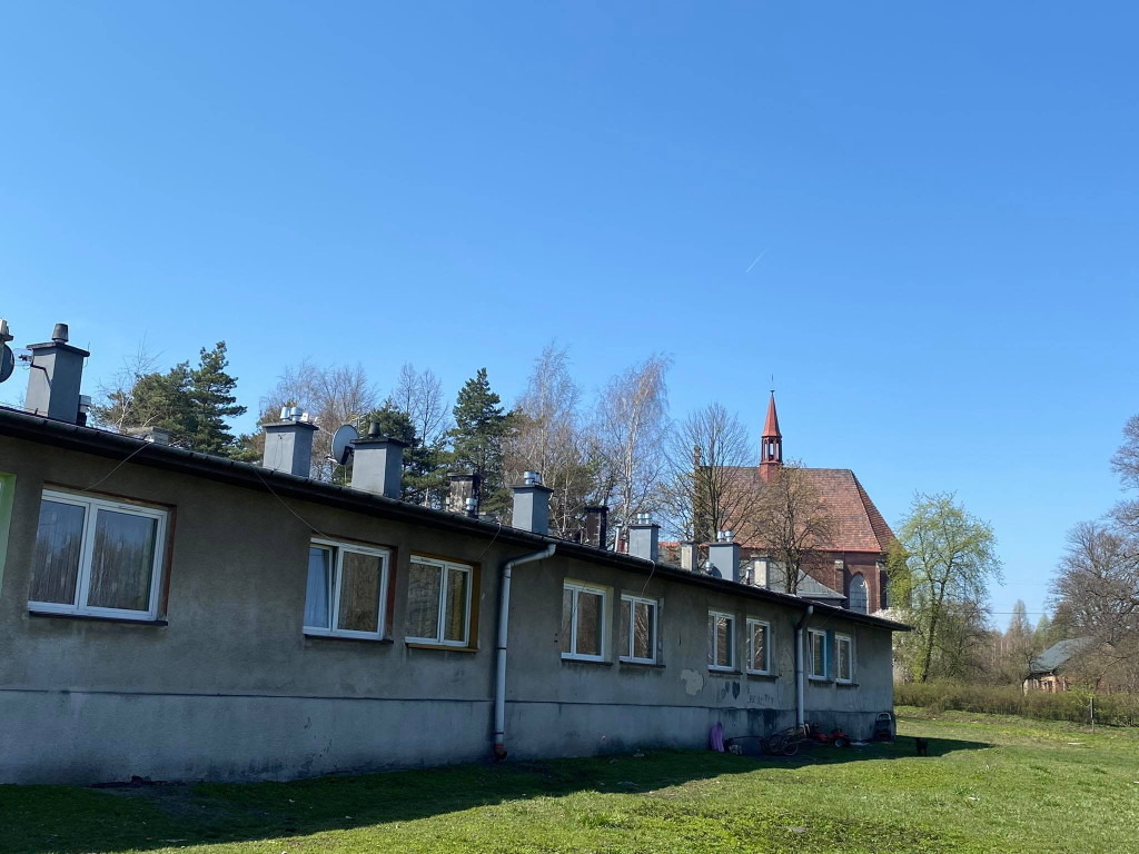 Jak wyglądają baraki i dawny hotel w Krystynowie