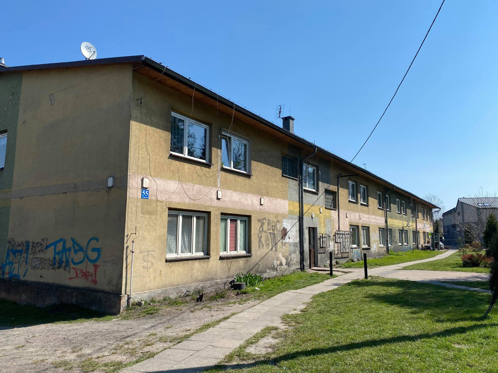 Jak wyglądają baraki i dawny hotel w Krystynowie
