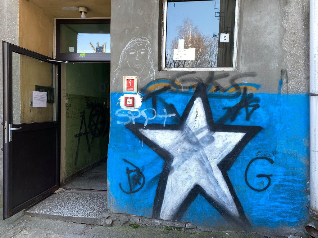 Jak wyglądają baraki i dawny hotel w Krystynowie