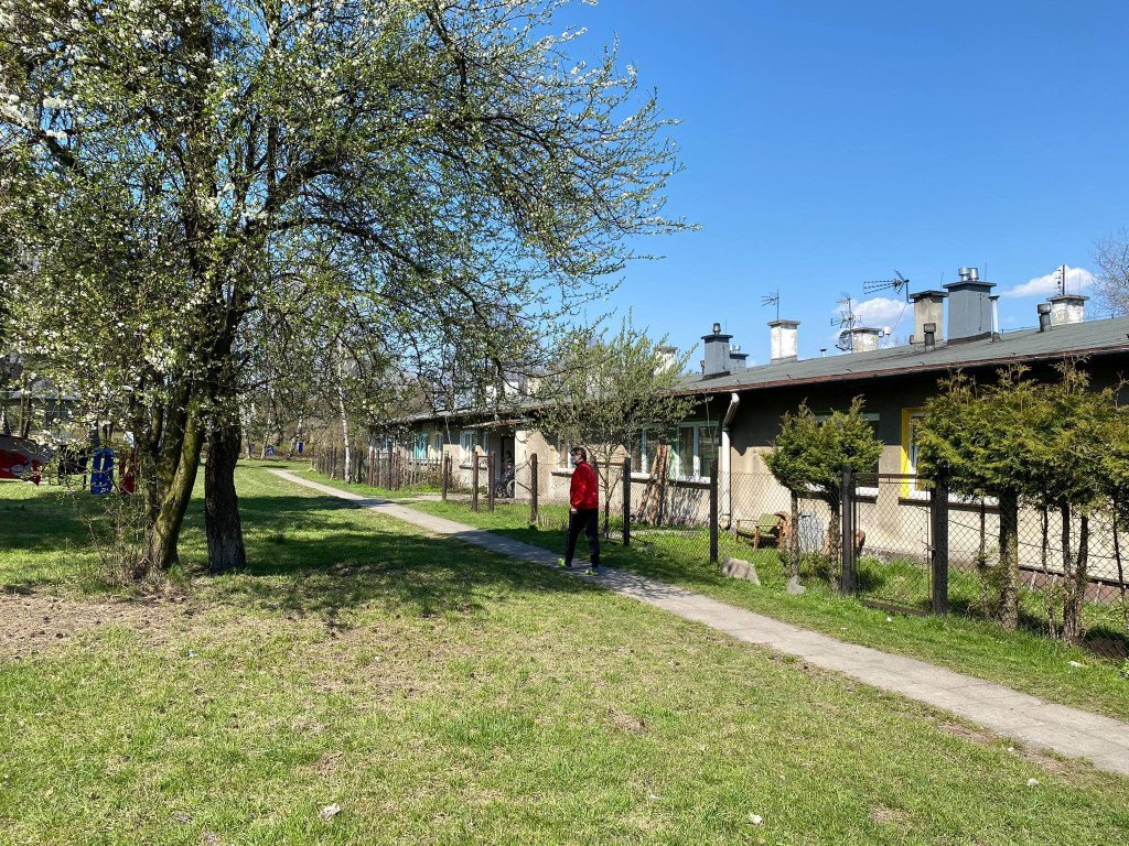 Jak wyglądają baraki i dawny hotel w Krystynowie