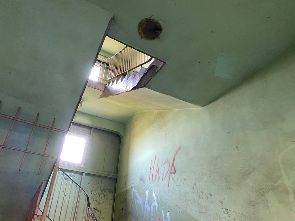 Jak wyglądają baraki i dawny hotel w Krystynowie