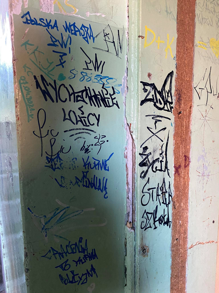 Jak wyglądają baraki i dawny hotel w Krystynowie