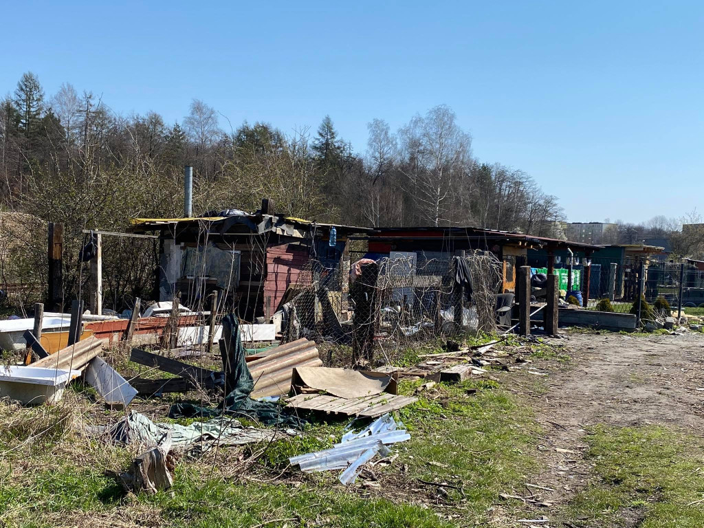 Jak wyglądają baraki i dawny hotel w Krystynowie