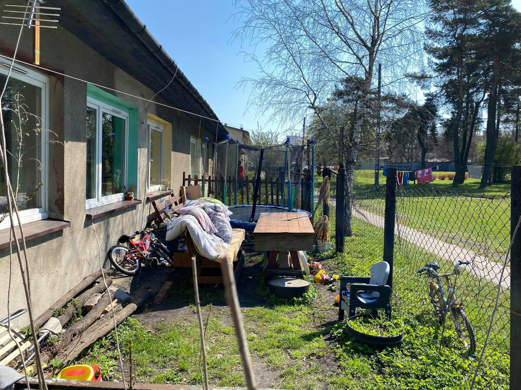 Jak wyglądają baraki i dawny hotel w Krystynowie