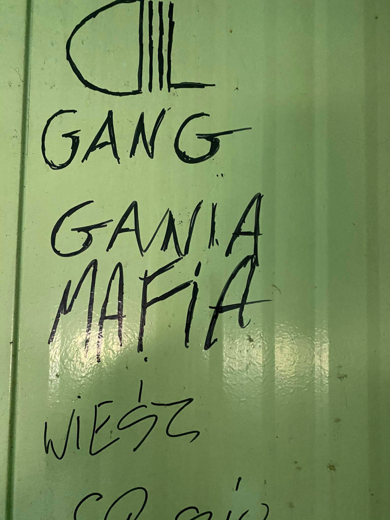 Jak wyglądają baraki i dawny hotel w Krystynowie