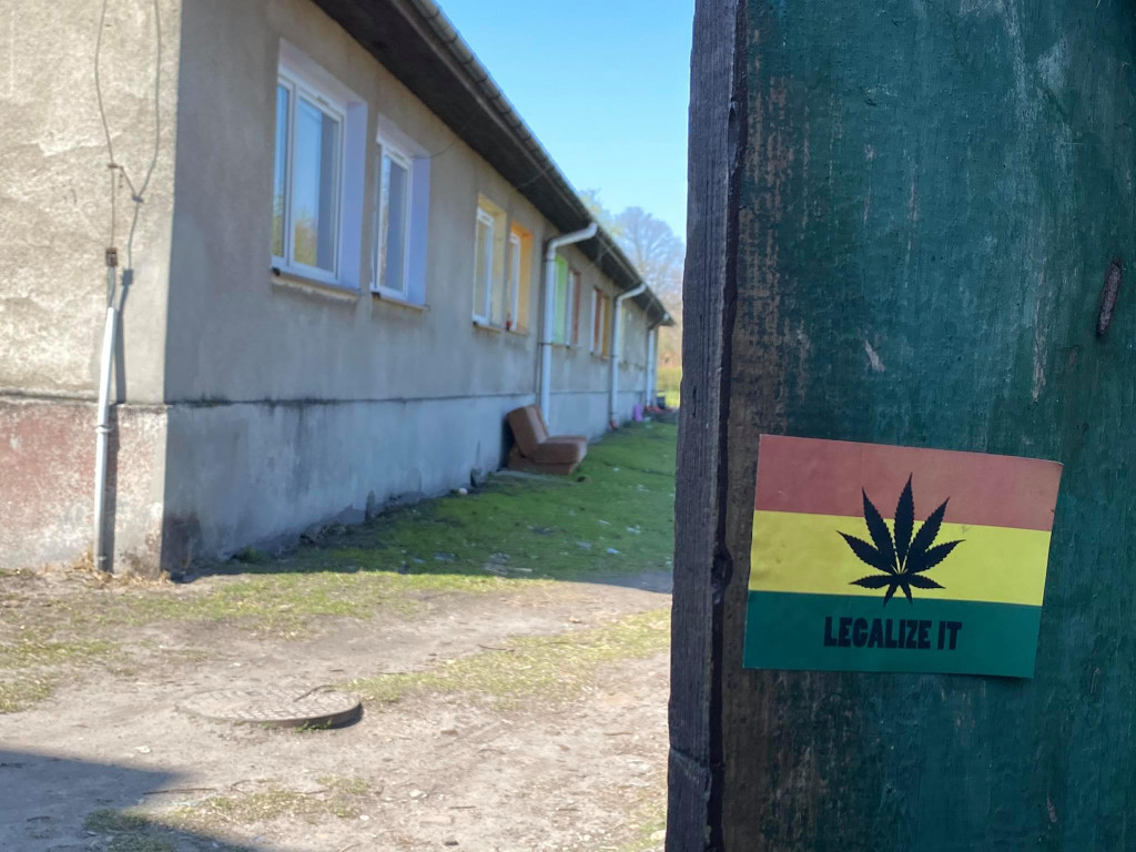 Jak wyglądają baraki i dawny hotel w Krystynowie