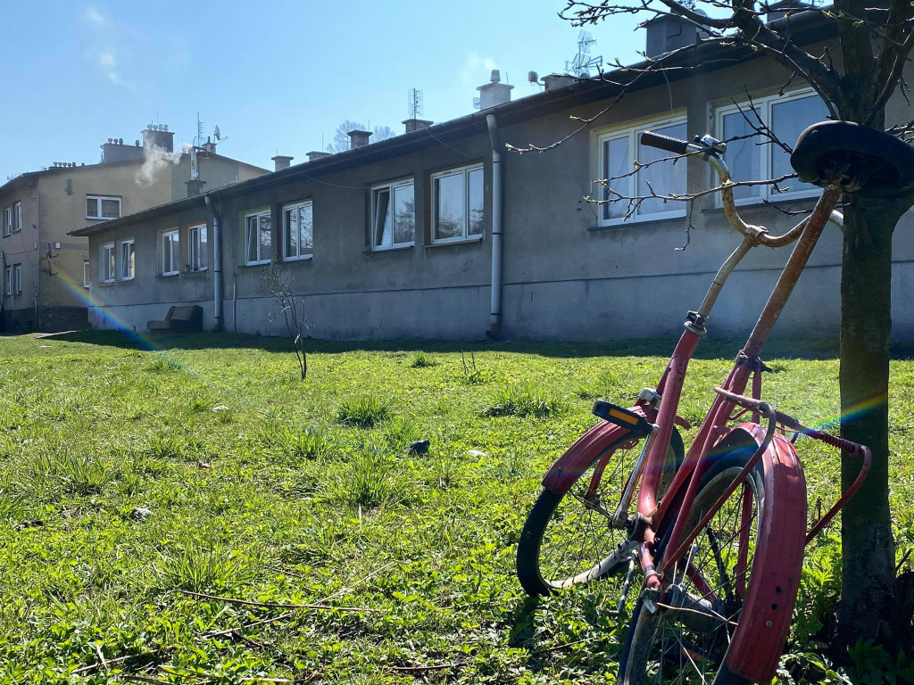 Jak wyglądają baraki i dawny hotel w Krystynowie