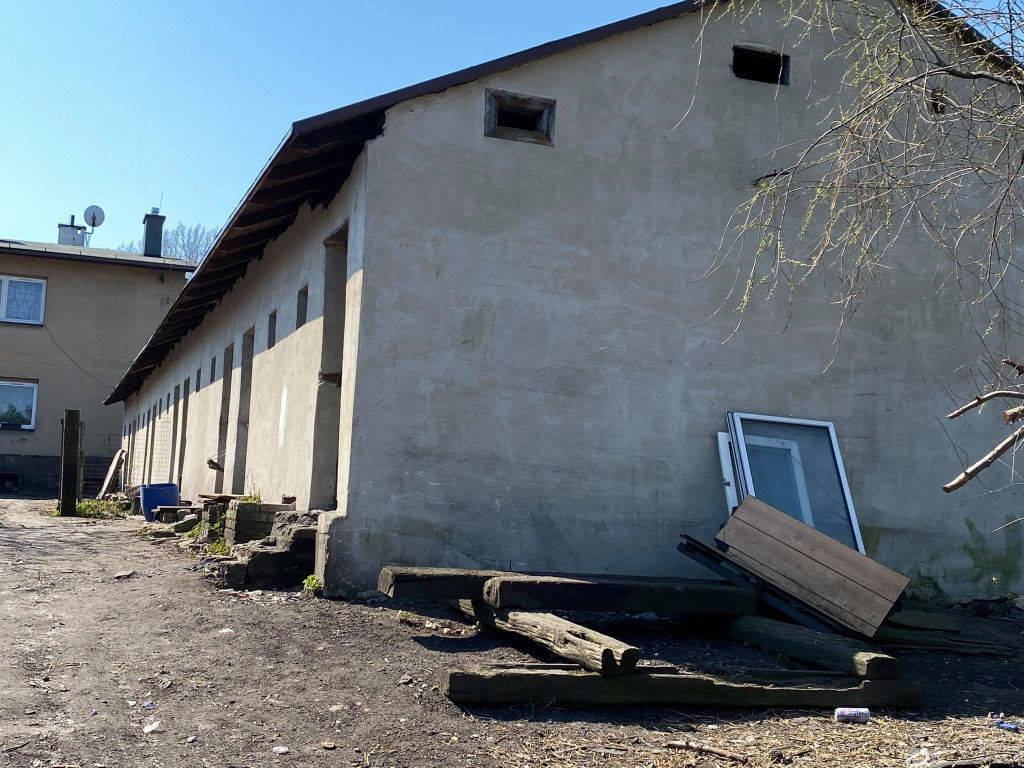 Jak wyglądają baraki i dawny hotel w Krystynowie