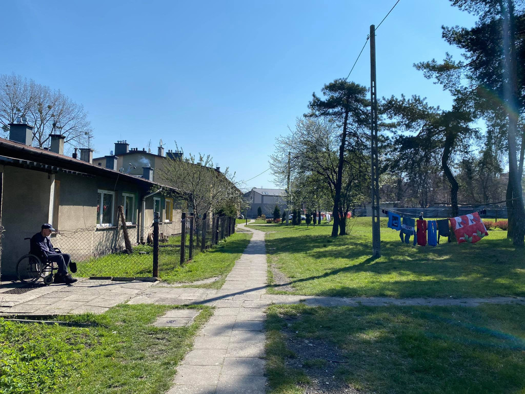 Jak wyglądają baraki i dawny hotel w Krystynowie
