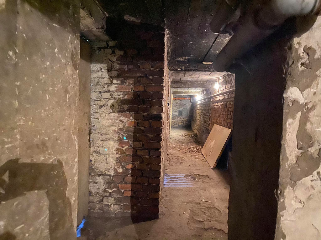 Jak wyglądają baraki i dawny hotel w Krystynowie