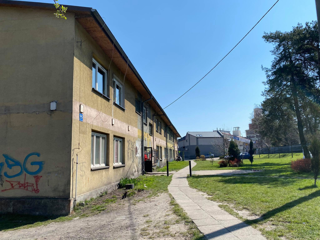 Jak wyglądają baraki i dawny hotel w Krystynowie