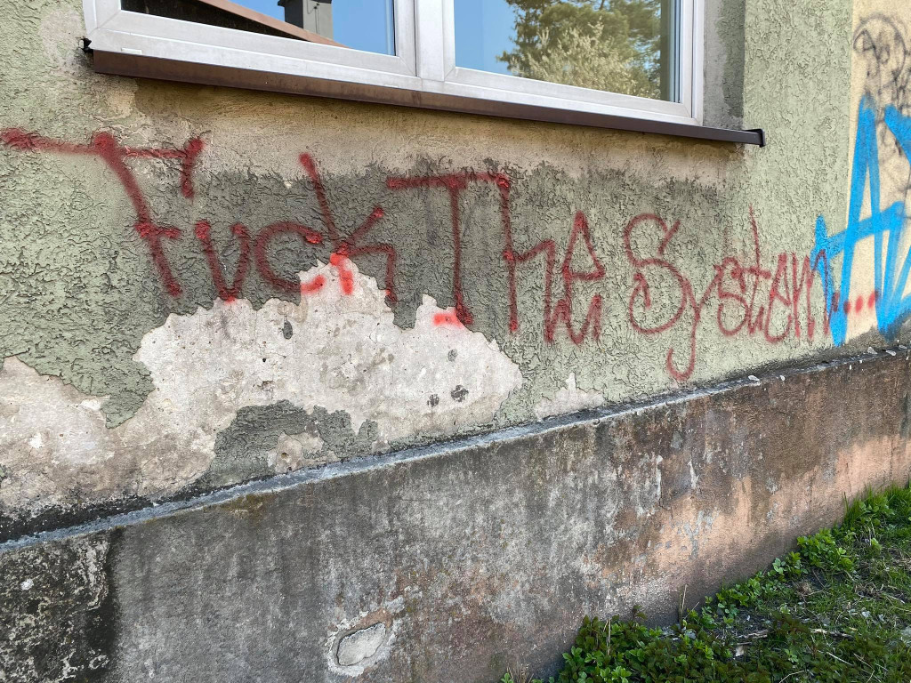 Jak wyglądają baraki i dawny hotel w Krystynowie