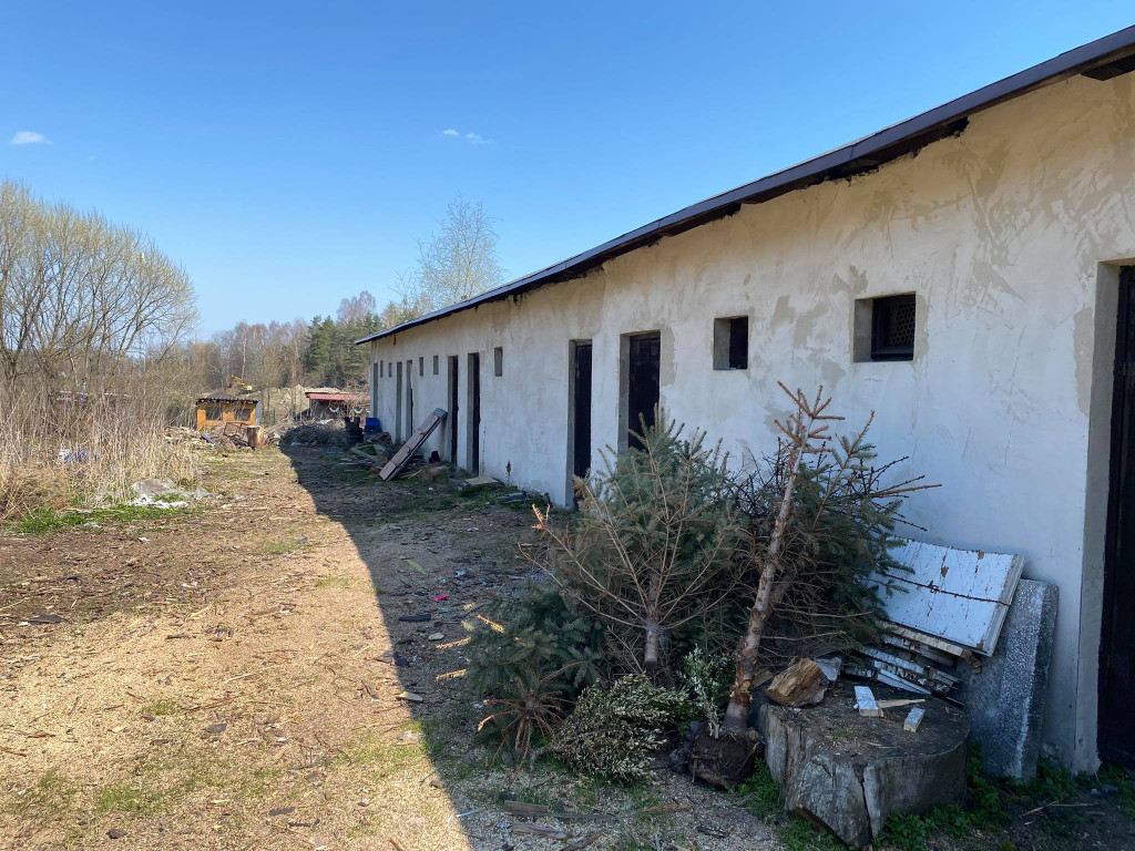 Jak wyglądają baraki i dawny hotel w Krystynowie