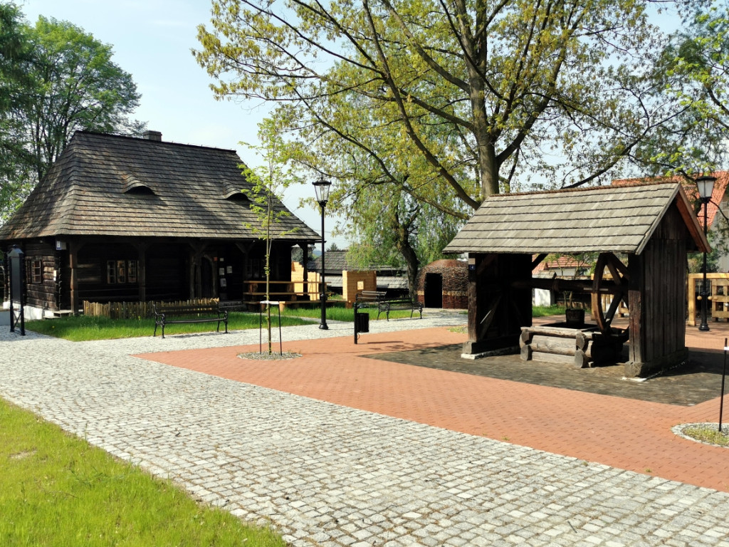 Skansen w Wygiełzowie wiosną. Jest pięknie i zielono