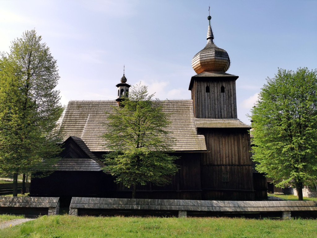 Skansen w Wygiełzowie wiosną. Jest pięknie i zielono