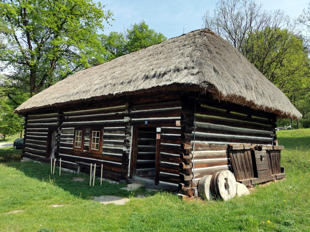 Skansen w Wygiełzowie wiosną. Jest pięknie i zielono