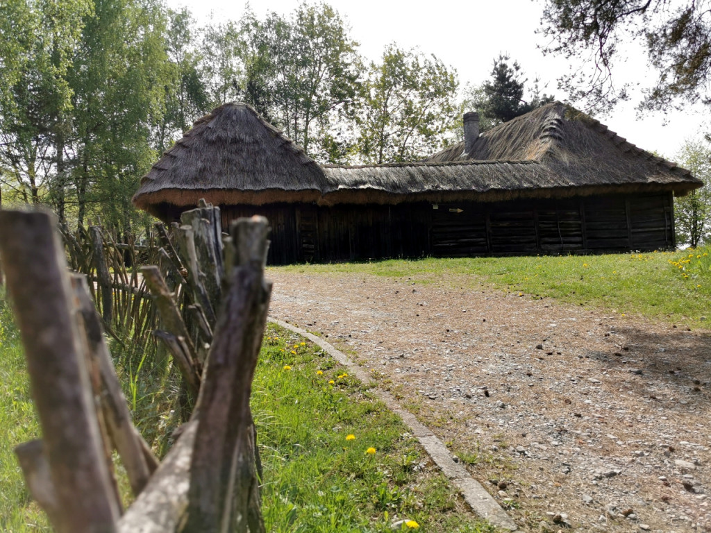 Skansen w Wygiełzowie wiosną. Jest pięknie i zielono