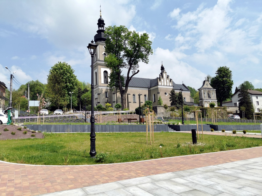 Plac Mogielnickiego w Babicach nabiera kolorytu