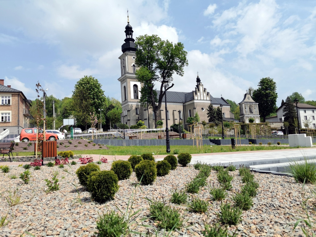 Plac Mogielnickiego w Babicach nabiera kolorytu