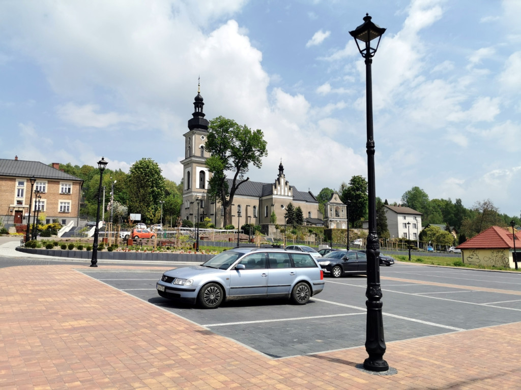 Plac Mogielnickiego w Babicach nabiera kolorytu