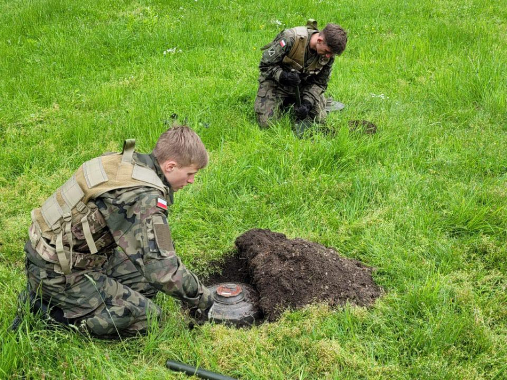 Licealiści z Trzebini na obozie mundurowym w Krakowie