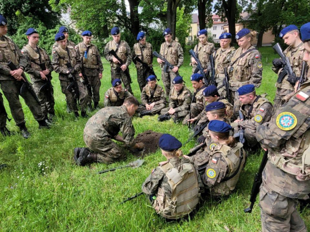 Licealiści z Trzebini na obozie mundurowym w Krakowie