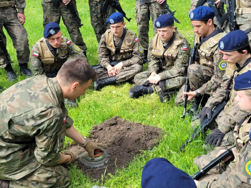 Licealiści z Trzebini na obozie mundurowym w Krakowie