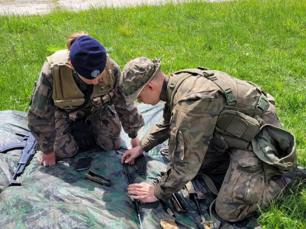 Licealiści z Trzebini na obozie mundurowym w Krakowie