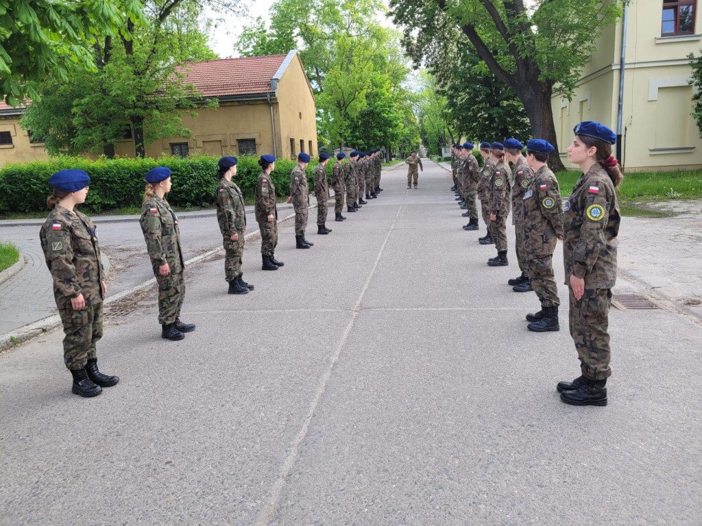 Licealiści z Trzebini na obozie mundurowym w Krakowie