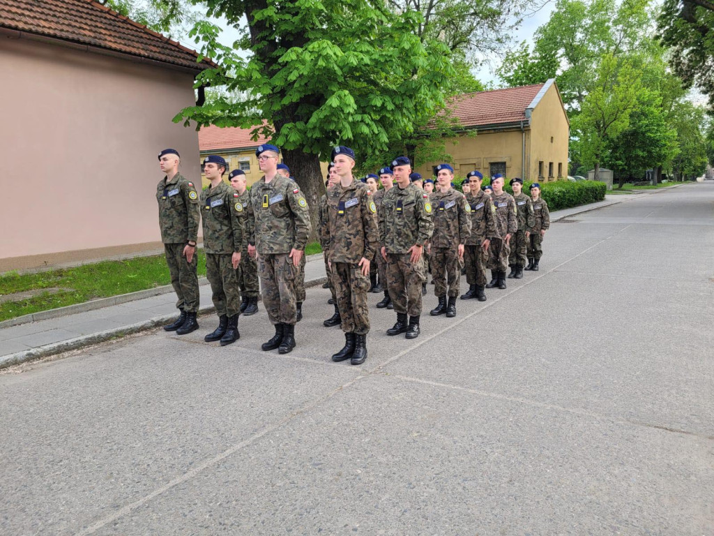 Licealiści z Trzebini na obozie mundurowym w Krakowie