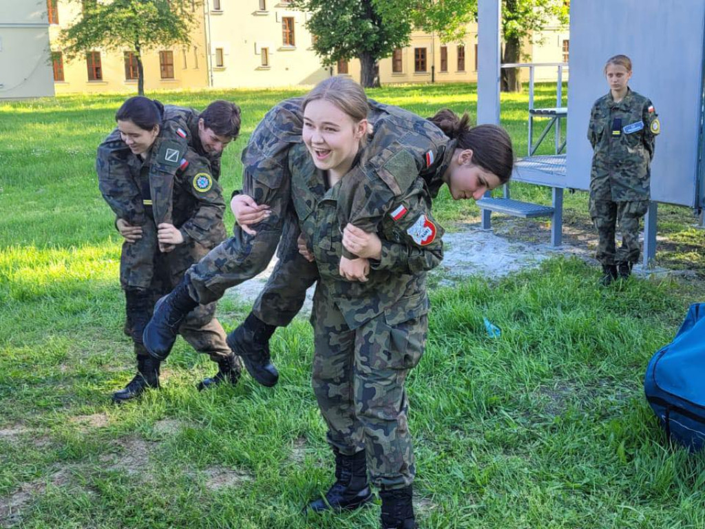 Licealiści z Trzebini na obozie mundurowym w Krakowie