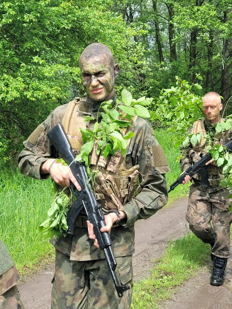 Licealiści z Trzebini na obozie mundurowym w Krakowie