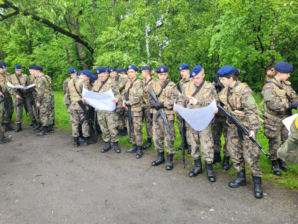 Licealiści z Trzebini na obozie mundurowym w Krakowie