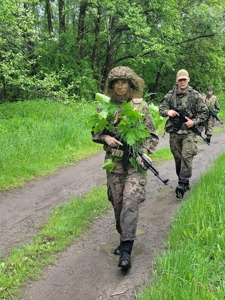 Licealiści z Trzebini na obozie mundurowym w Krakowie