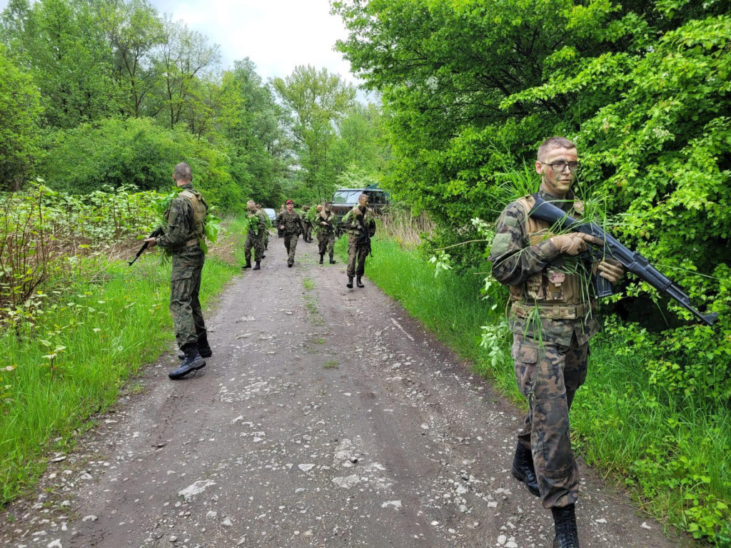 Licealiści z Trzebini na obozie mundurowym w Krakowie