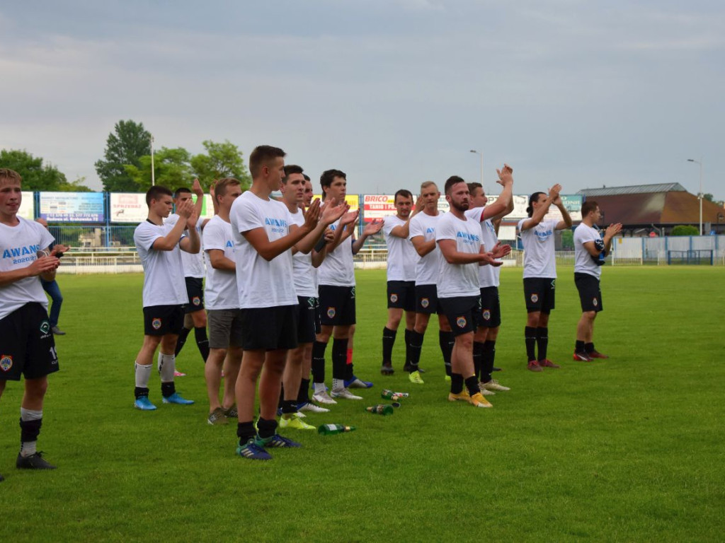 Piłkarze Świtu Krzeszowice świętują awans - fot. Kacper Ropka