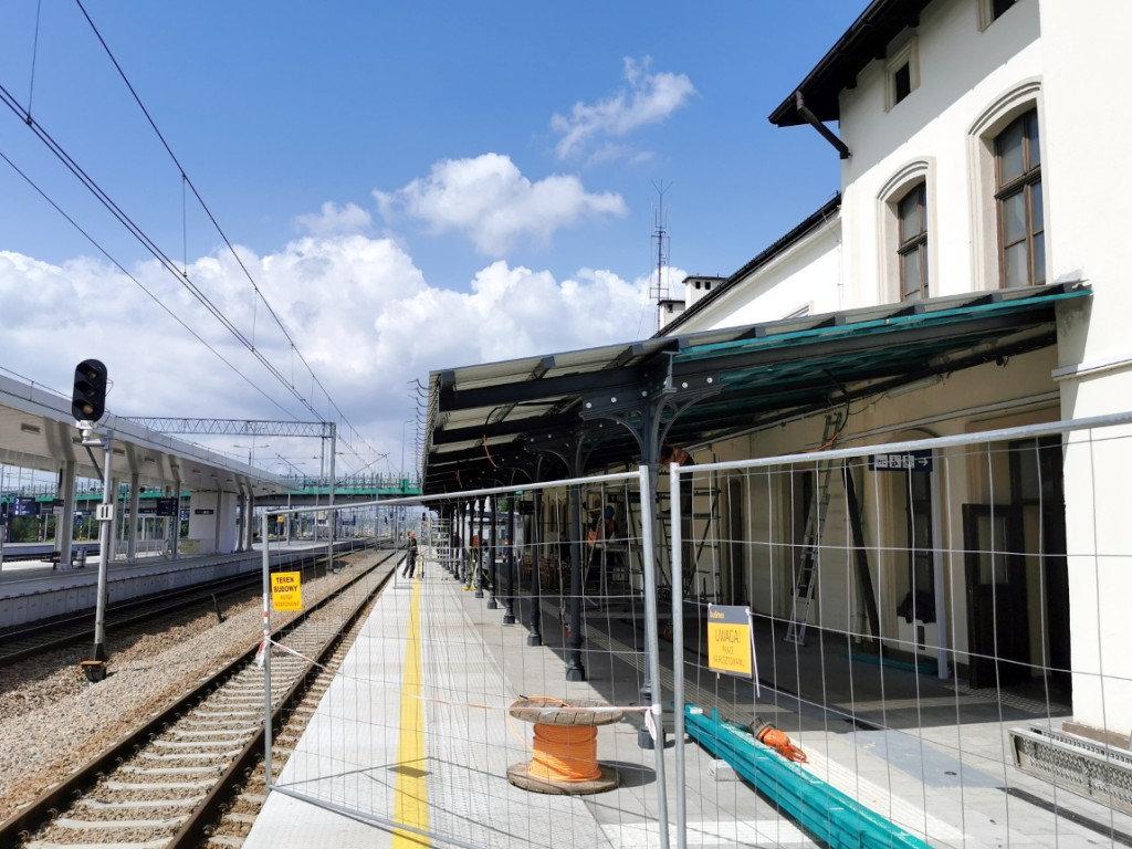 Montaż zabytkowej wiaty na peronie numer 1 na stacji PKP w Trzebini