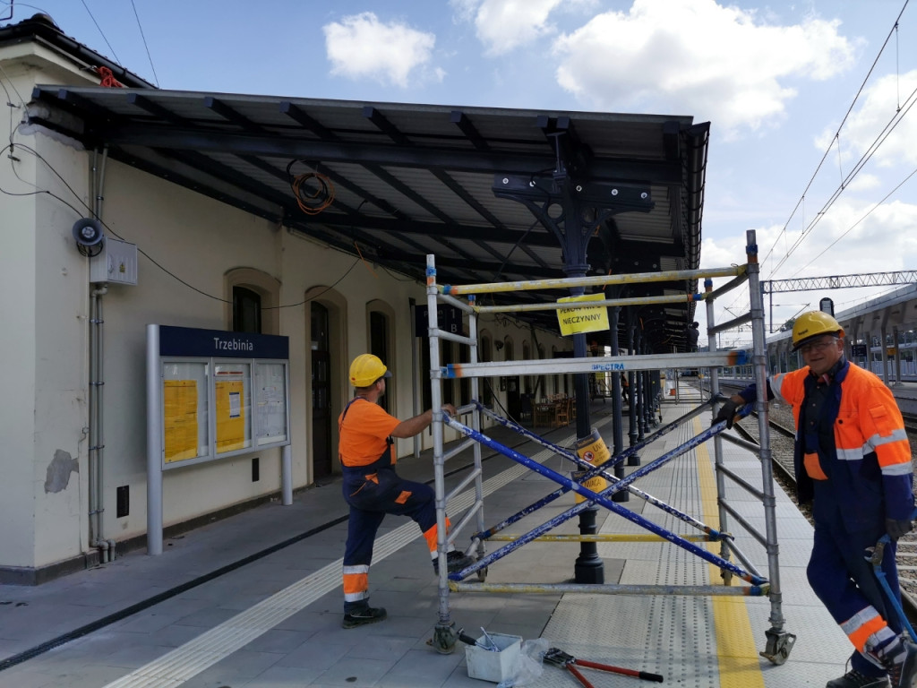 Montaż zabytkowej wiaty na peronie numer 1 na stacji PKP w Trzebini