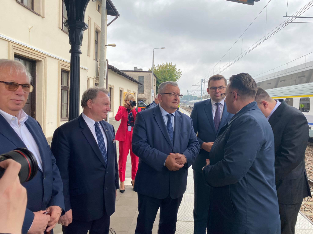 Konferencja prasowa na stacji w Trzebini z okazji zakończenia moderrnizacji