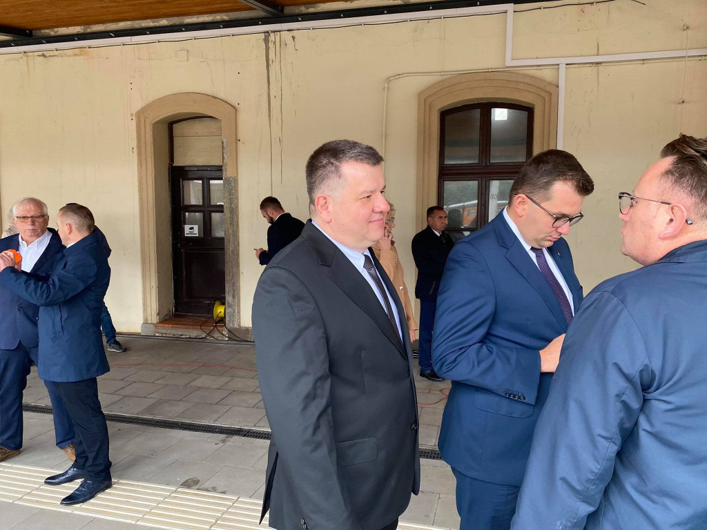 Konferencja prasowa na stacji w Trzebini z okazji zakończenia moderrnizacji