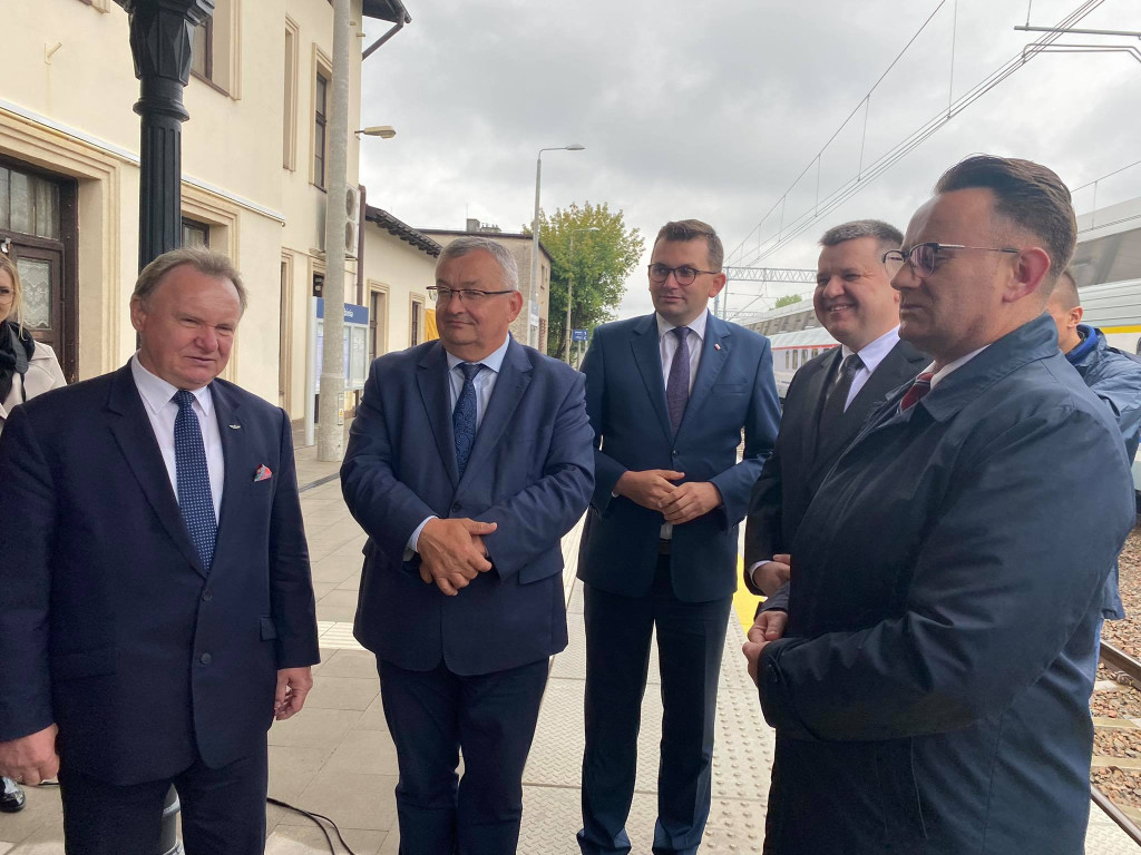 Konferencja prasowa na stacji w Trzebini z okazji zakończenia moderrnizacji