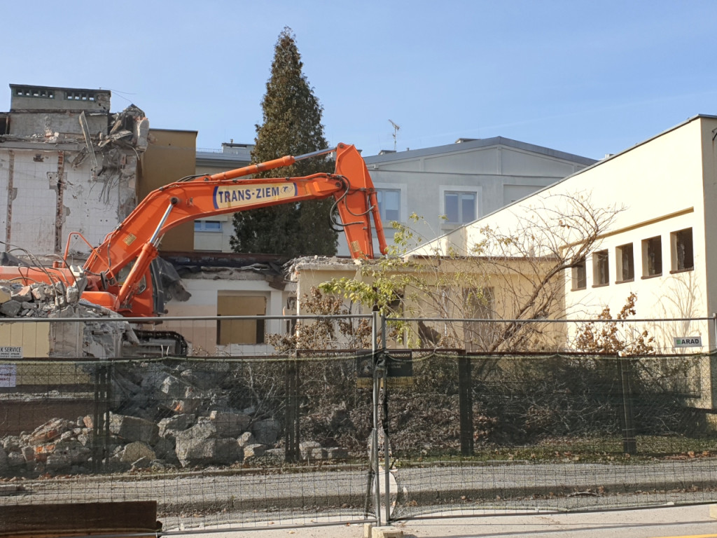 Wyburzanie obiektów balneologii w Krzeszowicach 27.10.2021r.