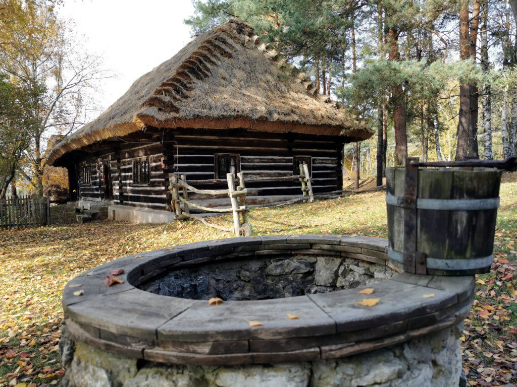 Chałupy w skansenie w Wygiełzowie doczekały się naprawy