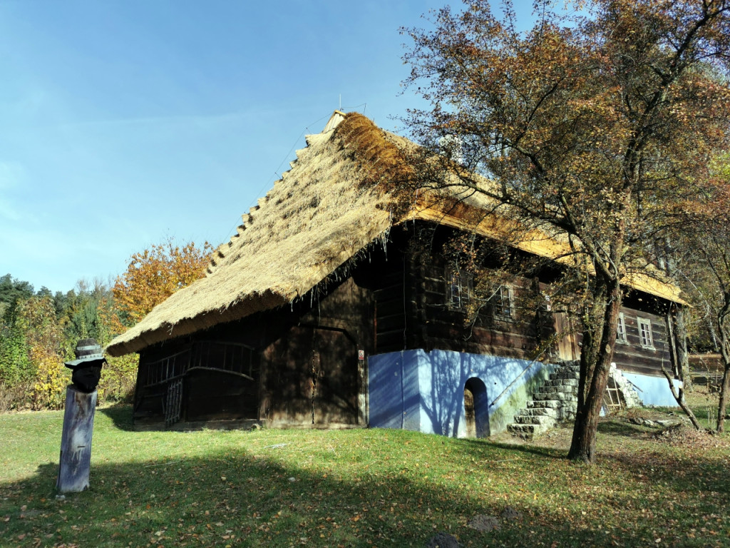 Chałupy w skansenie w Wygiełzowie doczekały się naprawy