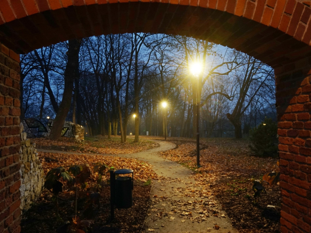 Park w chrzanowskim Kościelcu po zmroku w nowej odsłonie