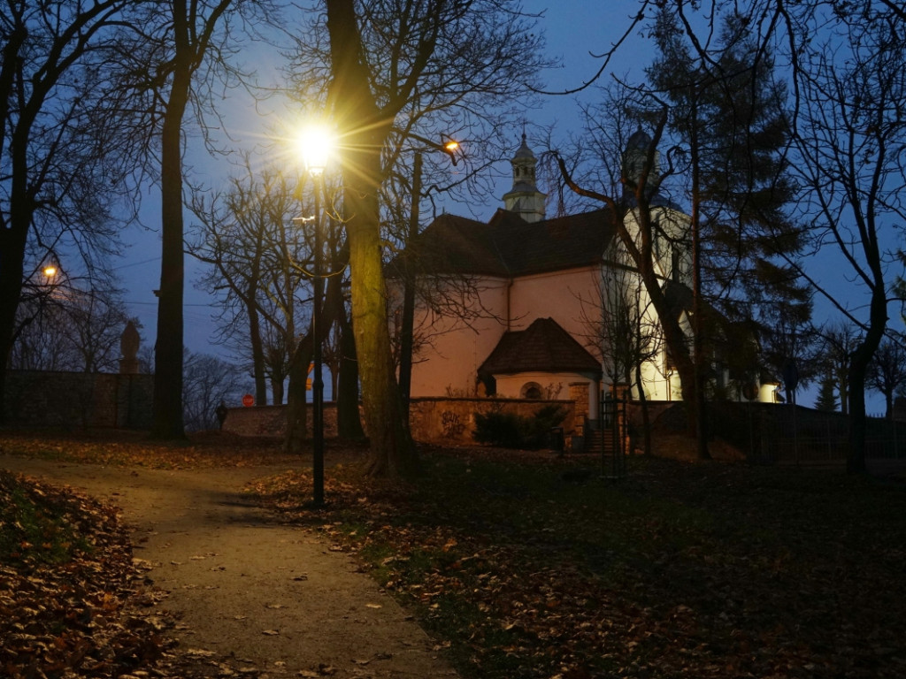 Park w chrzanowskim Kościelcu po zmroku w nowej odsłonie