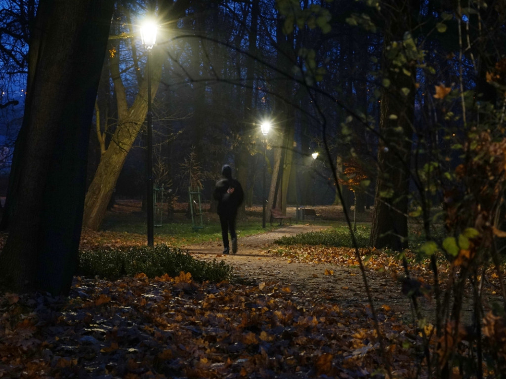 Park w chrzanowskim Kościelcu po zmroku w nowej odsłonie