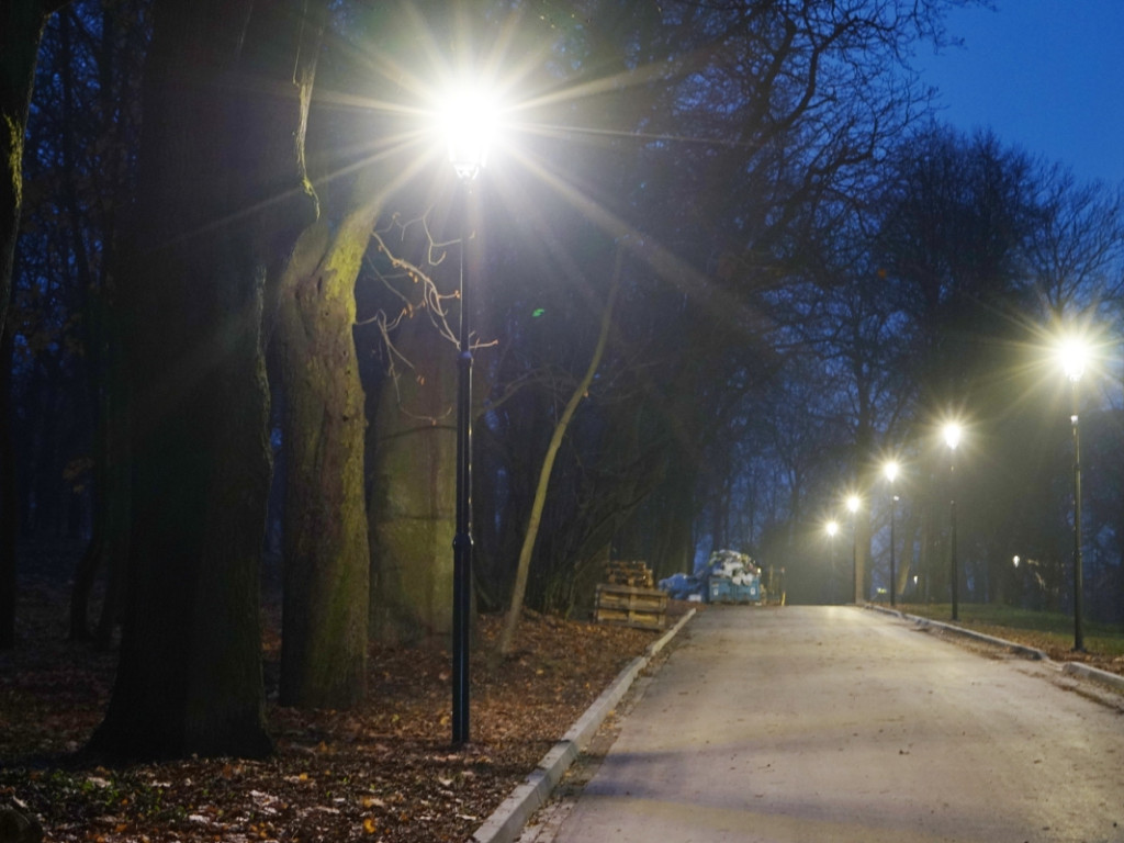 Park w chrzanowskim Kościelcu po zmroku w nowej odsłonie