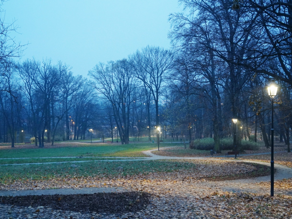 Park w chrzanowskim Kościelcu po zmroku w nowej odsłonie