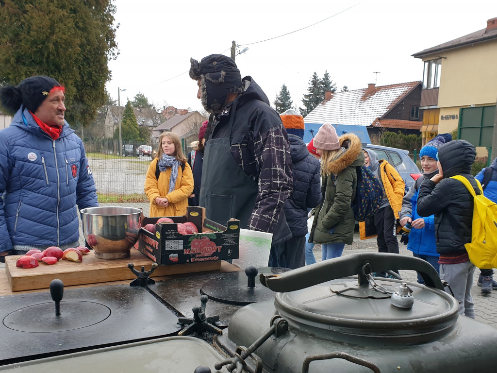 Michał Wiśniewski podczas akcji szafowanie.pl w Krzeszowicach 30.11.2021r.